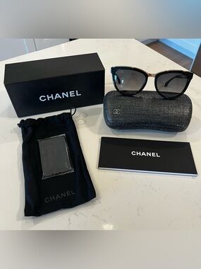 CHANEL Black Cat-Eye polarized Sunglasses with Gold Accents and Gradient Lenses